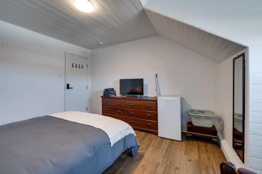 Chambre 304 - Hôtel Victoria - commode et téléviseur